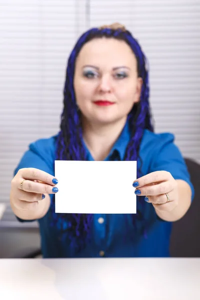 Μια Γυναίκα Στο Γραφείο Μπλε Afro Πλεξούδες Στον Υπολογιστή Κρατά — Φωτογραφία Αρχείου