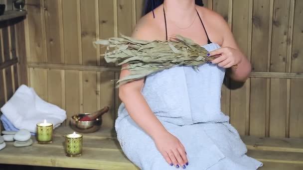 Женщина Ванной Полотенце Лица Вентилирует Себя Ароматной Лавровой Метлой Общий — стоковое видео