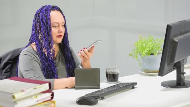 Femme Bureau Avec Une Coiffure Afro Bleue Travaille Pour Communiquer — Video