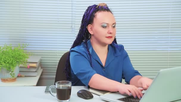 一个蓝色非洲辫子的女人在电脑前的办公室打字 中期计划 — 图库视频影像