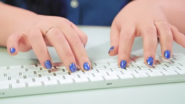 Kadın elleri beyaz bir klavyede yazı yazıyor. — Stok video