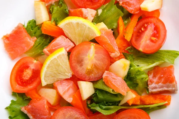 Salade met zalm- en kerstomaten en citroenclose-up. — Stockfoto