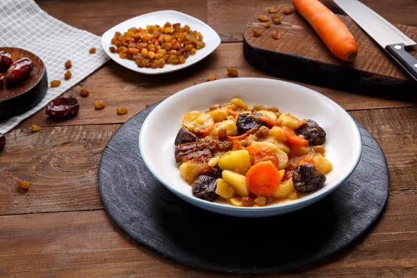 Havuçlu yahudi yemek tabakları, şekerli meyvelerin yanındaki tahta bir tabakta vejetaryendir..