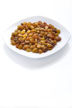 Beyaz arkaplanda izole edilmiş kuru üzümler..