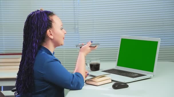Ofisteki mavi afro örgülü kadın telefonda konuşuyor. — Stok video