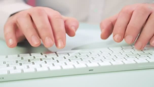 Mãos masculinas estão digitando em um teclado branco — Vídeo de Stock