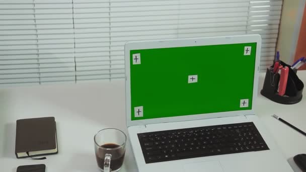 Kancelářské žaluzie a notebook zelená obrazovka na stole s šablonou — Stock video