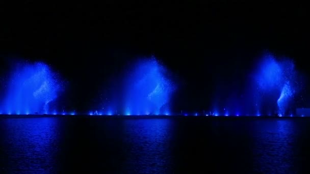Ночное шоу фонограмм на воде, сияющих разными цветами и сияющих в воде — стоковое видео