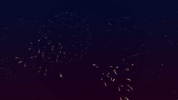 Вид сверху разноцветные огни Праздничный фейерверк в ночном небе на фоне ночного города. — стоковое видео
