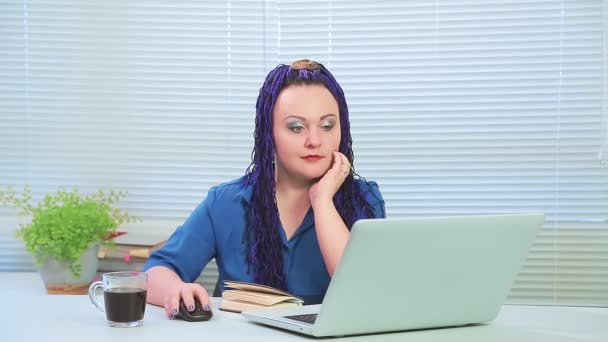 Ofisteki mavi afro örgülü kadın video aracılığıyla iletişim kuruyor. — Stok video