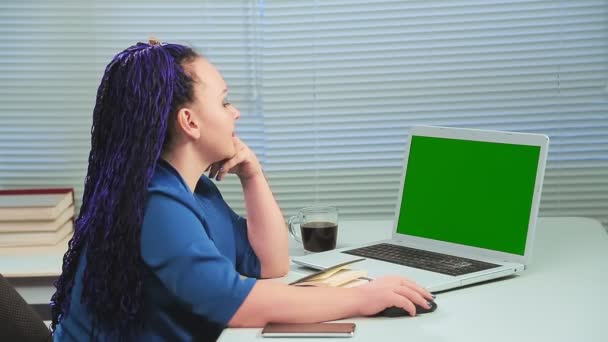 Ofiste mavi örgü ören, yeşil ekran omuzlu, dans eden bir kadın. — Stok video