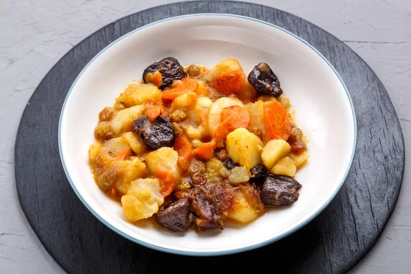 Еврейская кухня блюдо сладкие прыщи с вегетарианской финики морковь в тарелке на бетонном фоне. — стоковое фото