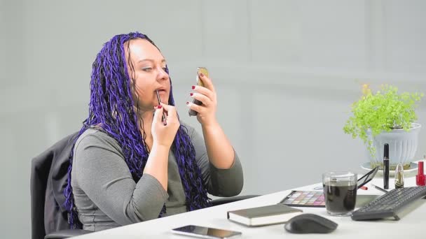 Žena v kanceláři s modrým afro účesem rtěnka dívá do malého zrcadla na začátku pracovního dne — Stock video