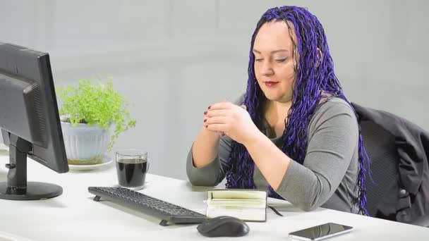 Żydówka w biurze z niebieską fryzurą afro pracuje na komputerowej konferencji wideo rozmowy — Wideo stockowe