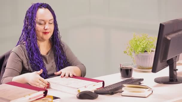 Žena v kanceláři s modrým afro účesem pracuje s hlášeními velmi unavená — Stock video