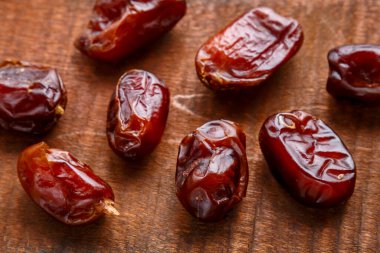 Tahta bir masada kurumuş tatlı hurmalar..