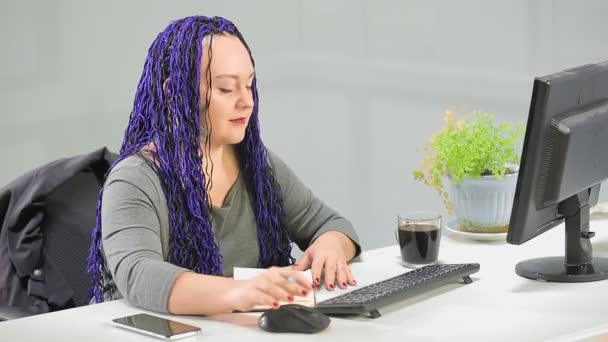 Mulher Judia Escritório Com Penteado Afro Azul Trabalha Computador Plano — Vídeo de Stock