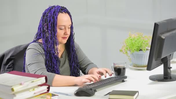 Židovka Kanceláři Modrým Afro Účesem Pracuje Počítače Pije Kávu Celkový — Stock video