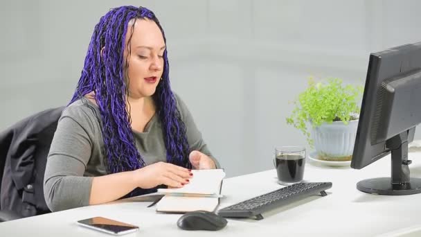 Židovka Kanceláři Modrým Afro Účesem Pracuje Počítačovém Online Konferenčním Videohovoru — Stock video
