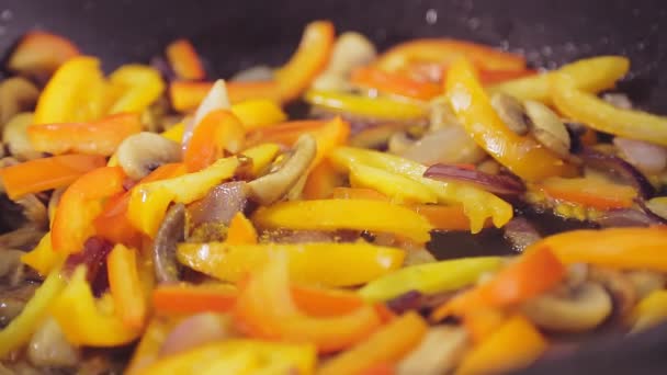 Koření se nalije na zeleninu smaženou v pánvi. — Stock video