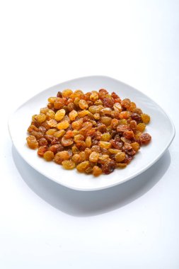 Beyaz arkaplanda izole edilmiş kuru üzümler..