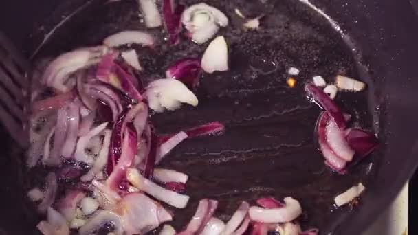 Red onion is fried in a frying pan in boiling oil. — Stock Video