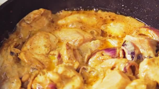 Kurczak w sosie z cebulą w patelni gotuje się i para idzie — Wideo stockowe