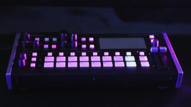 Roland v 8 HD video karıştırıcı elini siyah bir yüzeye koyuyor