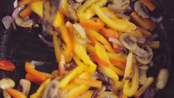 As verduras fritas em uma panela mexem-se com uma espátula — Vídeo de Stock