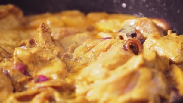 Csirke szószban hagymával serpenyőben forraljuk és a gőz megy — Stock videók