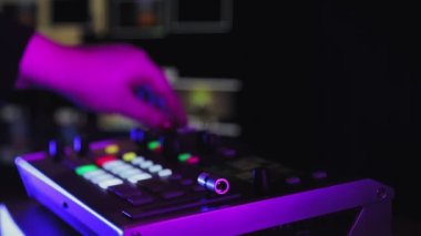 Editoryal illüstratör Roland v 8 HD video karıştırıcı kadın el yapılandırması programları