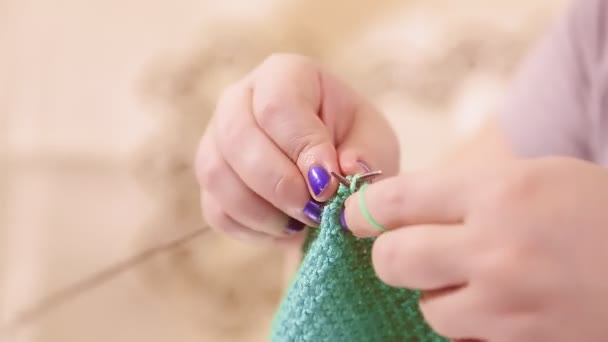 Stricknadeln in Frauenhänden sind Strickpullover aus heller Wolle — Stockvideo