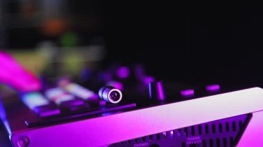 Editoryal illüstratör Roland v 8 HD video karıştırıcı kadın el melodisi kanalları