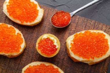 Tereyağlı, kırmızı havyarlı, havyarlı, havyarlı, beton kaplamalı bir kaşık..