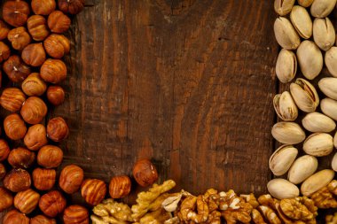 Ahşap bir masada dağınık fındık çerçevesi. Boşluğu kopyala.