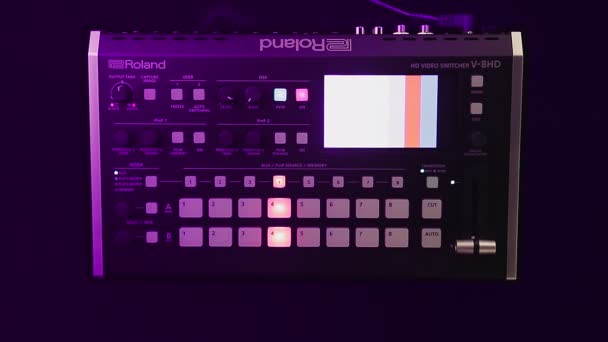 Der Leitartikel zur Videokonsole Roland v 8 HD lädt das Programm — Stockvideo