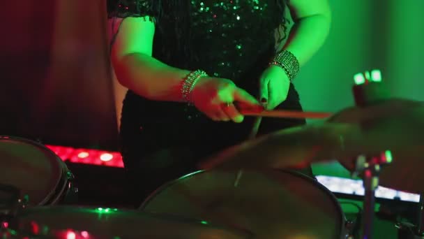 Kobieta muzyk perkusista gra na perkusji na koncercie filmowania bez twarzy. — Wideo stockowe
