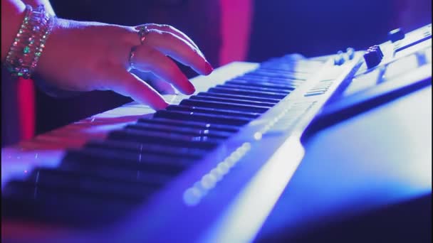 Le mani femminili in gioielli giocano chiavi sintetizzatore in luce al neon — Video Stock