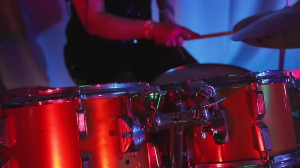 Female musician drummer plays drums at a concert — Stock Video