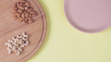 Bir erkek ve bir kadının elleri, Pesach için matzah ve Kiddush için şarap ile masayı hazırladı.