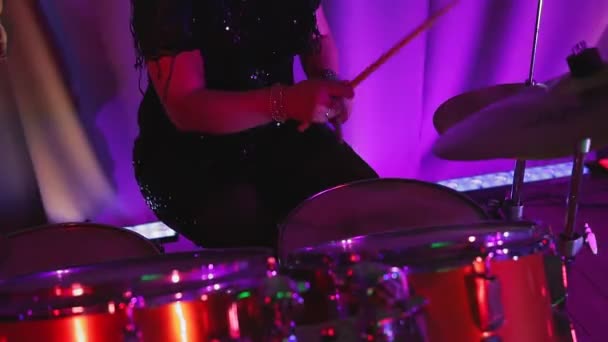 음악가 드러머가 콘서트에서 드럼을 연주하고 미디엄 — 비디오