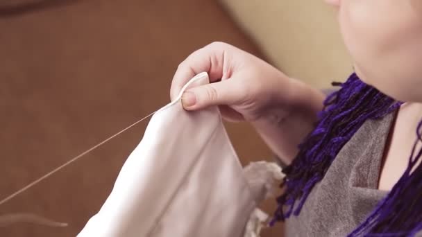 一个女人用针线缝制婚纱的手 中期计划 — 图库视频影像