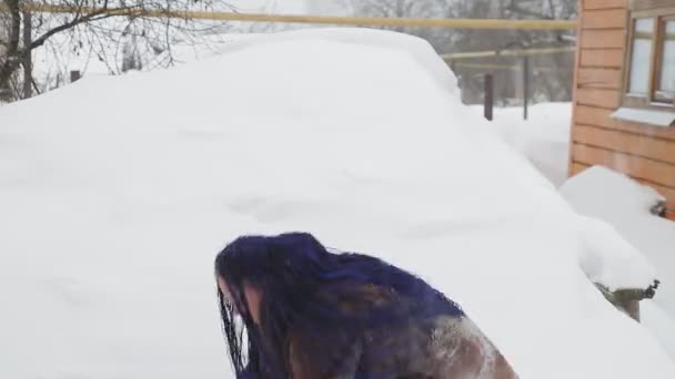 一个穿着保暖外套 头戴非洲辫子的快乐女人在她面前扔着雪 总体计划 — 图库视频影像