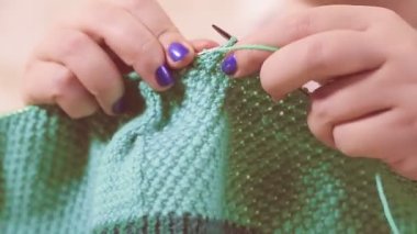 Kadınların elindeki örgü şişleri hafif yünden örülmüş. Ortam planı