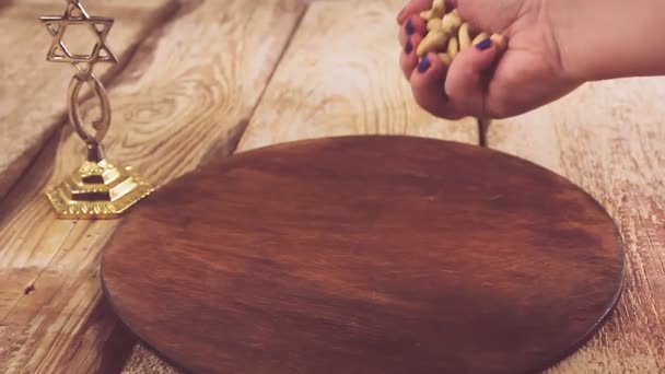 Egy Férfi Egy Keze Terítette Meg Asztalt Pesachnak Vízszintes Panoráma — Stock videók