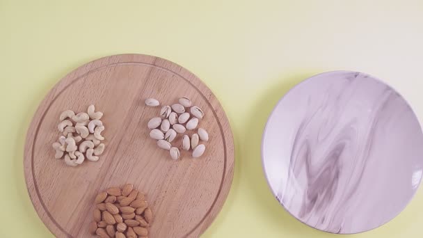 Handen Van Een Man Een Vrouw Dekken Pesachtafel Met Matza — Stockvideo