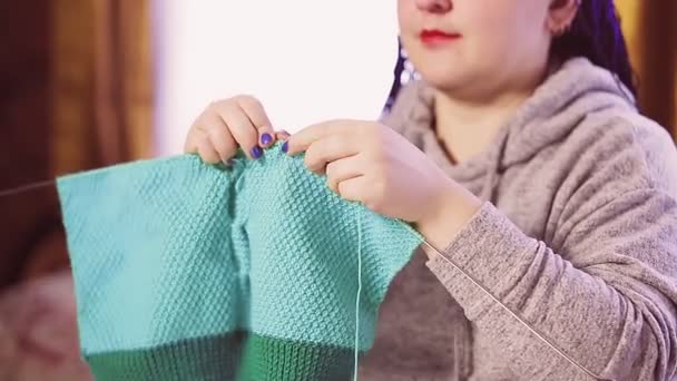 Une Femme Tricote Gilet Laine Plan Moyen — Video