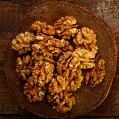 Bir avuç fındık tahta bir masanın üzerine saçılmış. Kare fotoğraf