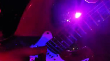 Neon ışıklı kadın elleri elektro gitar çalıyor. Ortam planı