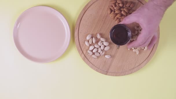 Bir Erkek Bir Kadının Elleri Pesach Için Matza Kiddush Için — Stok video